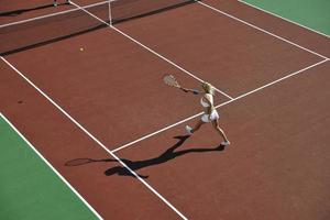 mujer joven jugar al tenis foto