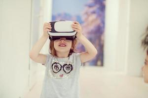 niña en casa con gafas vr foto