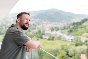 hombre de pie en un balcón moderno foto