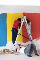 chicos pintando pared foto