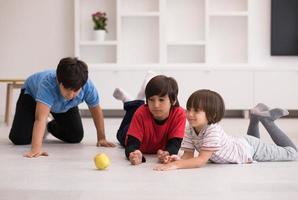 chicos divirtiéndose con una manzana en el suelo foto