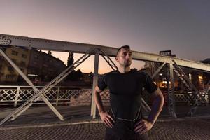 hombre corriendo por el puente en la ciudad foto