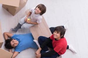 niños con cajas de cartón a su alrededor vista superior foto