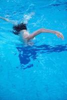 retrato de niño en la piscina foto