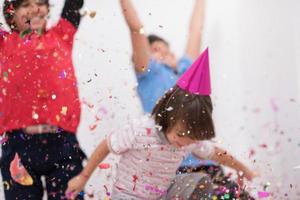 niños soplando confeti foto