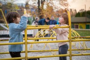 niños en el parque infantil foto