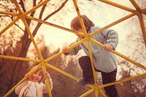 niños en el parque infantil foto