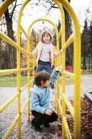 niños en el parque infantil foto