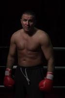 retrato de kickboxer profesional musculoso foto