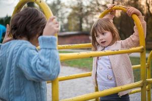 niños en el parque infantil foto