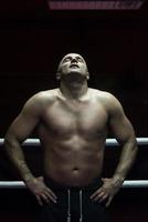 retrato de kickboxer profesional musculoso foto