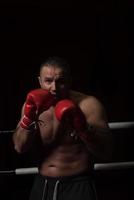 kickboxer profesional en el ring de entrenamiento foto