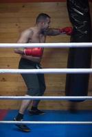 kick boxer entrenando en un saco de boxeo foto