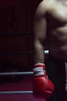 kick boxer con un enfoque en su guante foto