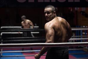 kickboxer profesional musculoso foto