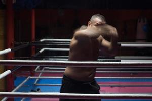 kickboxer profesional en el ring de entrenamiento foto