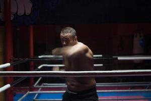 kickboxer profesional en el ring de entrenamiento foto