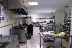 equipo de cocineros y chefs preparando comidas foto