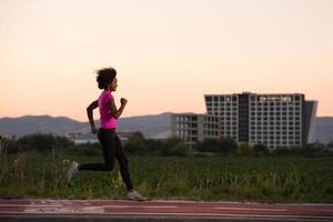 una joven afroamericana trotando al aire libre foto