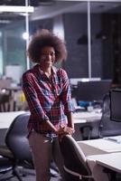 retrato de una joven afroamericana exitosa en una oficina moderna foto