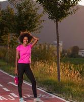 retrato de una joven afroamericana corriendo al aire libre foto