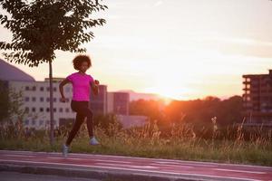 una joven afroamericana trotando al aire libre foto