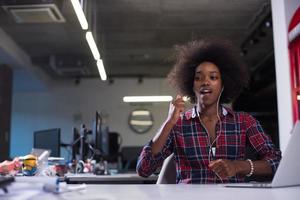 retrato de una joven afroamericana exitosa en una oficina moderna foto