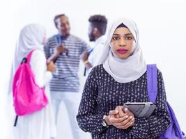 estudiante musulmana con un grupo de amigos foto