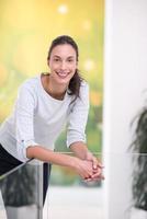 retrato de una mujer hermosa joven en casa foto