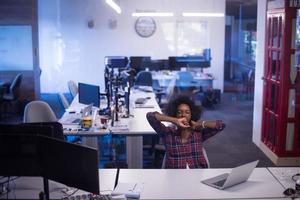 retrato de una joven afroamericana exitosa en una oficina moderna foto