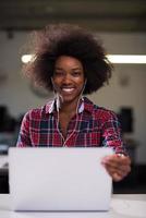 retrato de una joven afroamericana exitosa en una oficina moderna foto