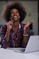 retrato de una joven afroamericana exitosa en una oficina moderna foto