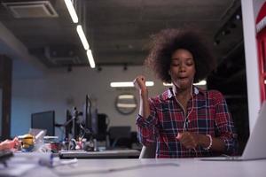 retrato de una joven afroamericana exitosa en una oficina moderna foto