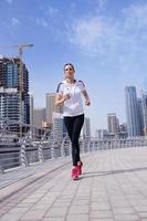 mujer corriendo por la mañana foto