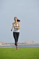mujer corriendo por la mañana foto