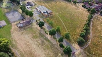 vista aérea de North Luton y edificios residenciales, imágenes de alto ángulo de drones video