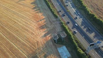vista de ángulo alto del cruce de cruce del aeropuerto de luton de las autopistas m1 j10 en la ciudad de luton, inglaterra, reino unido. es la conexión de la ciudad de luton y la imagen del aeropuerto de londres luton creada el 11 de agosto de 2022 con un dron video
