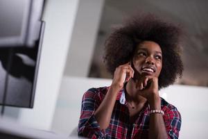 retrato de una joven afroamericana exitosa en una oficina moderna foto