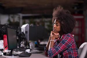 una joven afroamericana se siente cansada en la oficina moderna foto