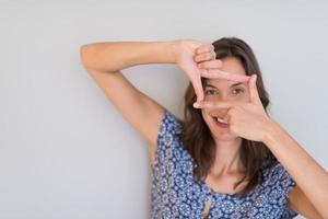 mujer mostrando gesto de mano de encuadre foto