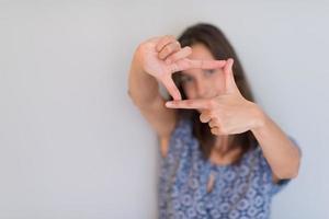 mujer mostrando gesto de mano de encuadre foto