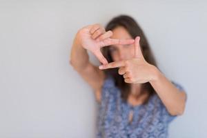 mujer mostrando gesto de mano de encuadre foto