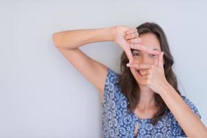 mujer mostrando gesto de mano de encuadre foto