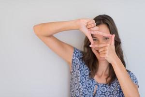 mujer mostrando gesto de mano de encuadre foto