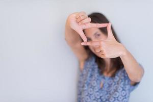 mujer mostrando gesto de mano de encuadre foto