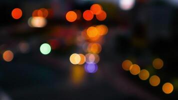 bokeh turva de carros no trânsito na estrada à noite. bokeh colorido turva brilhante abstrato. video