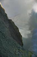 vapores de azufre del cráter del volcán kawah ijen, indonesia foto