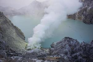 Volcán kawah ijen en Java Oriental, Indonesia foto