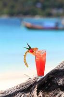 cóctel de frutas en una playa de isla tropical