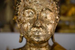 Cerrar estatua de Buda dorada en la medida